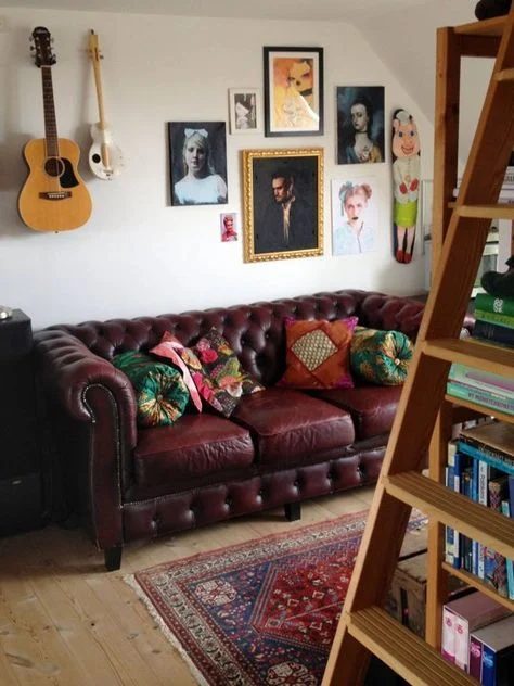 Decorating a neutral living room, with a burgundy couch
