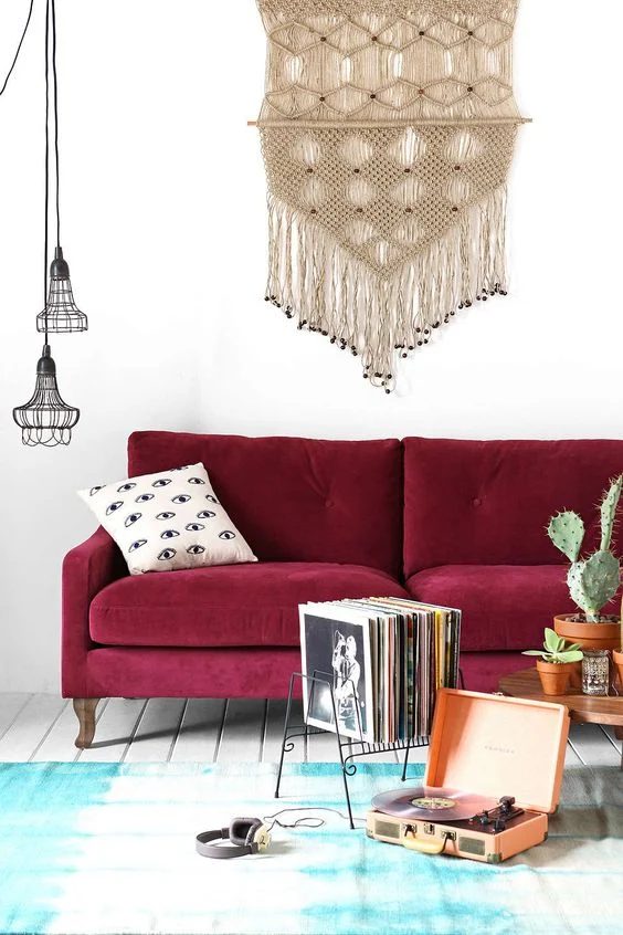 Decorating a neutral living room, with a burgundy couch