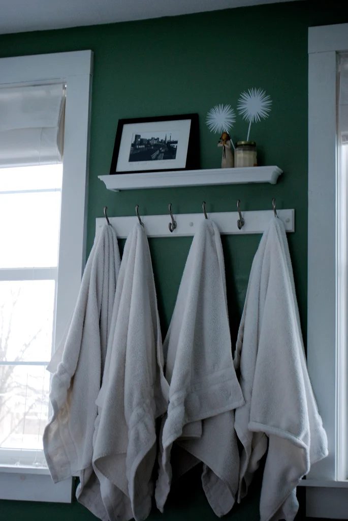 7 Turn a bedroom into a bathroom, decorating on a dime, by Newly Woodwards featured on @Bekob.com