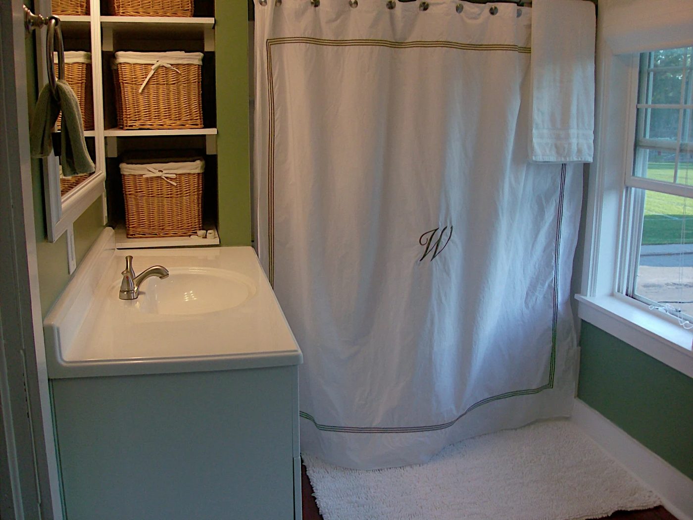 4 How to make a bedroom into a bathroom, by Newly Woodwards featured on @Bekob.com