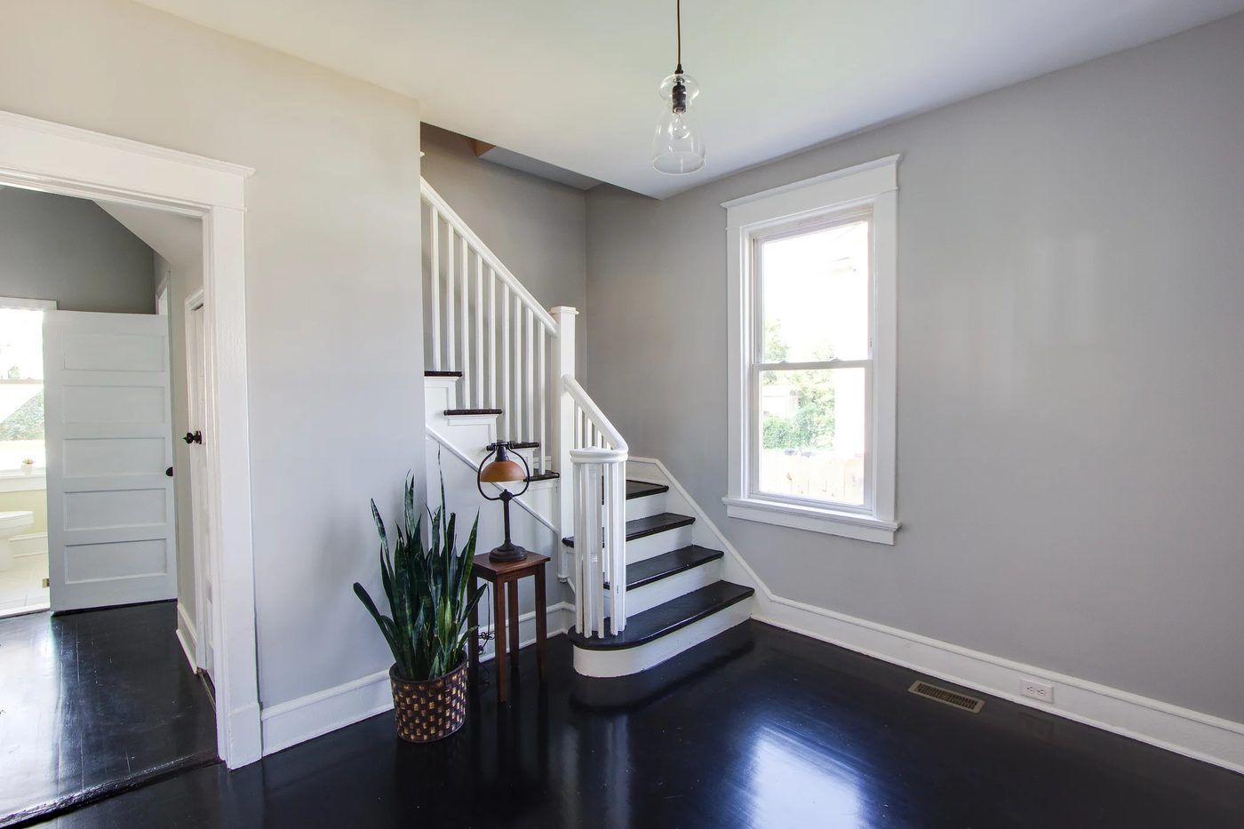 Inviting entryway with dark wood floors - Fendall @Bekob