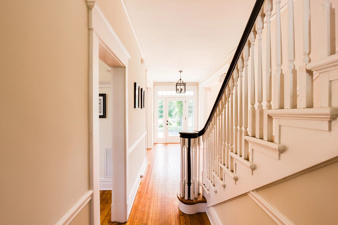 Inviting entryway with wood floors (Hawthorn) @Bekob
