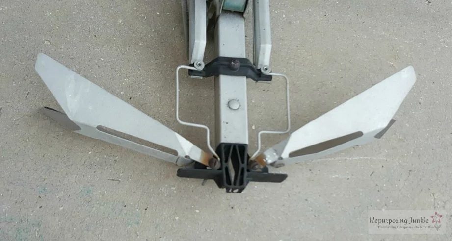 3 repurposed antenna used to create decorative airplane, by Repurposing Junkie featured on @Bekob