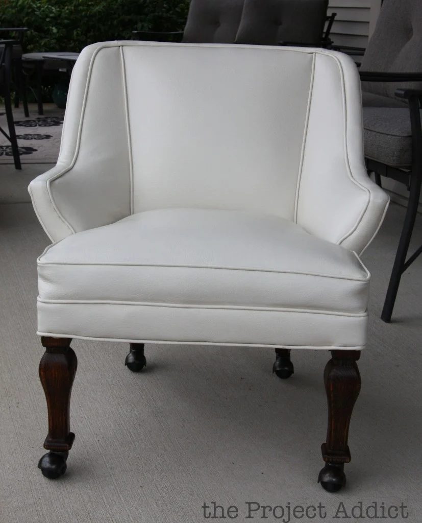 How to Easily Restore an Old Leather Chair | The Project Addict featured on Bekob.com #furniture #restore #handmade