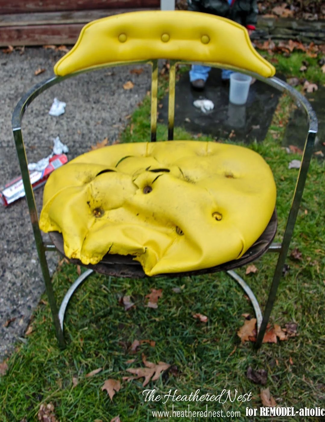 How to update a rusty chair by The Heathered Nest featured on @Bekob
