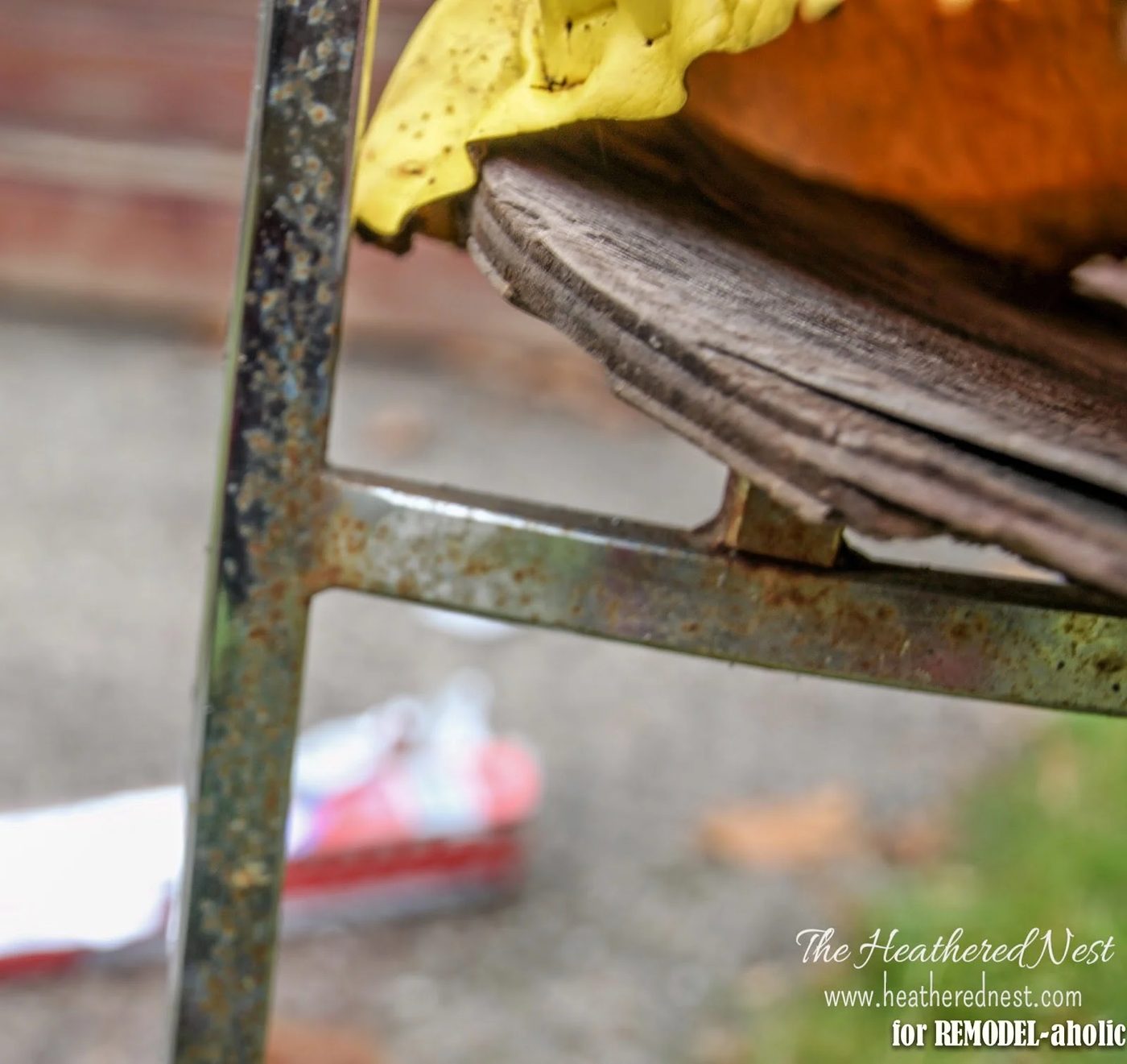 How to repair a rusty chair by The Heathered Nest featured on @Bekob