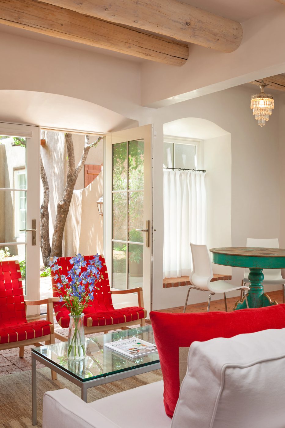 striking sitting area and dining nook by Violante & Rochford Interiors, photo credit © Wendy McEahern