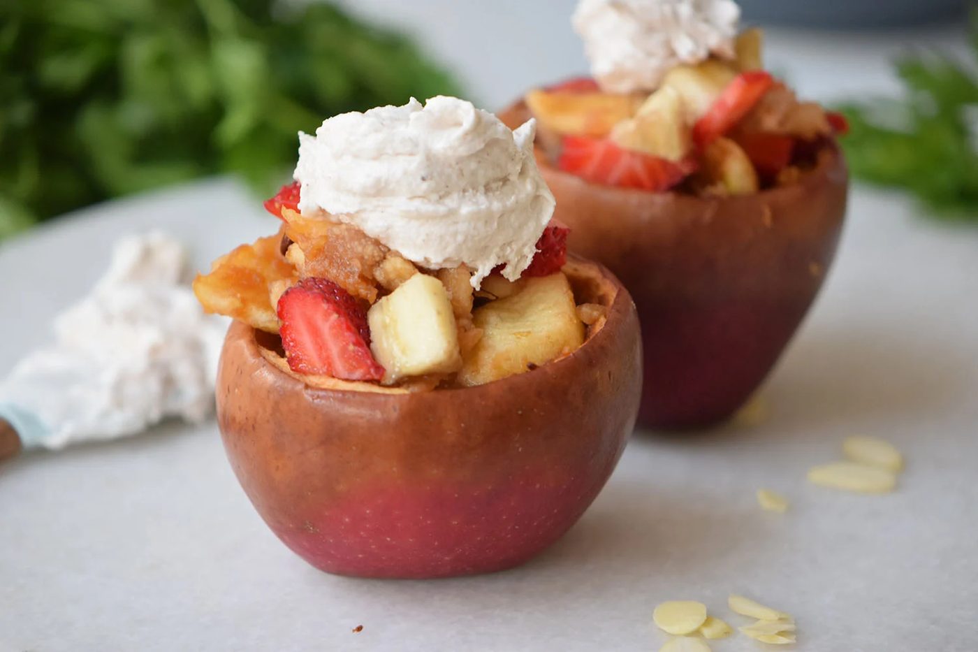 Roasted Stuffed Apples with Cinnamon Meringue | Apple Breakfast Recipe | Roasted Apples | via Bekob.com