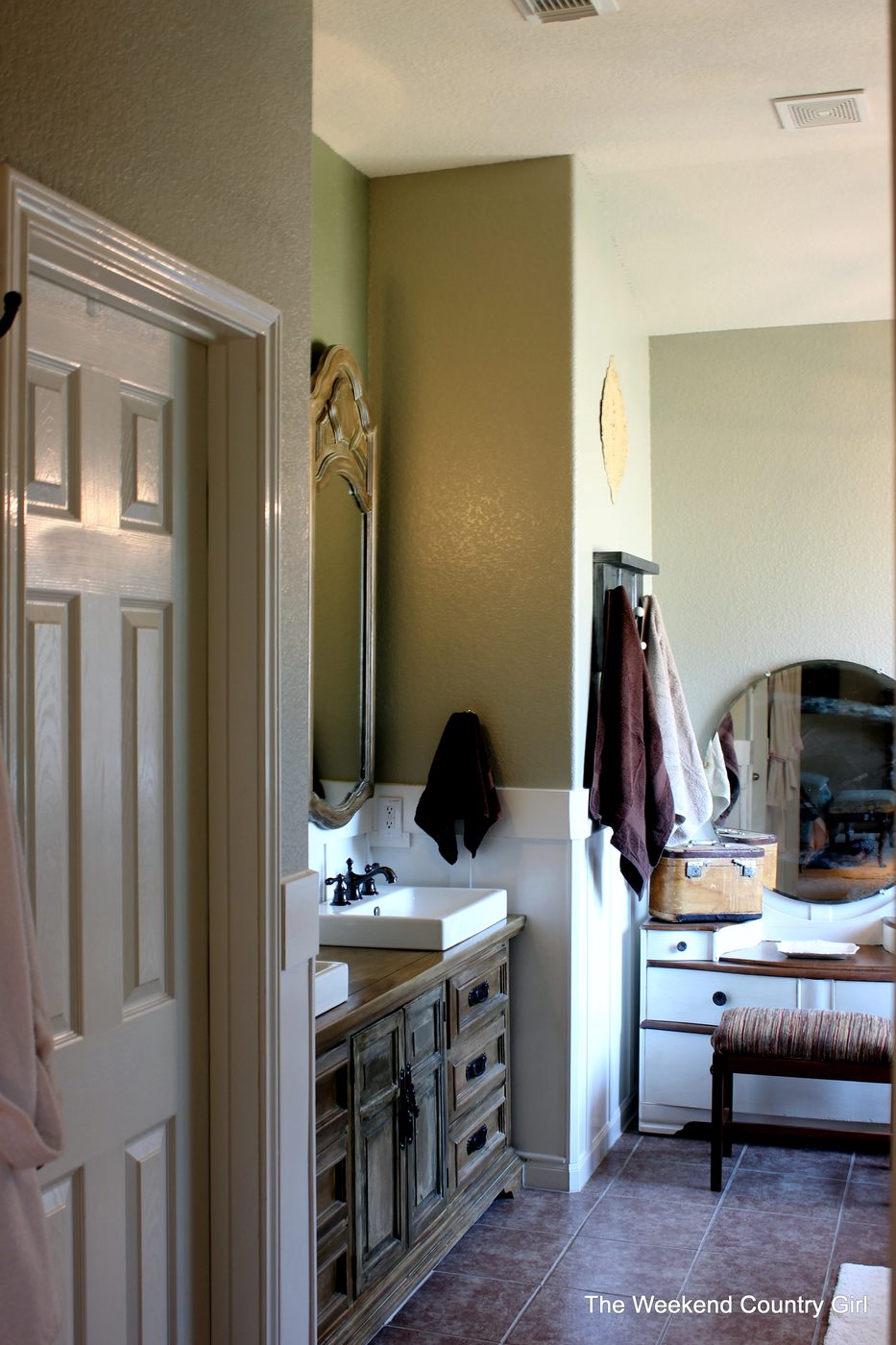 Bathroom makeover with storage by The Weekend Country Girl featured on @Bekob