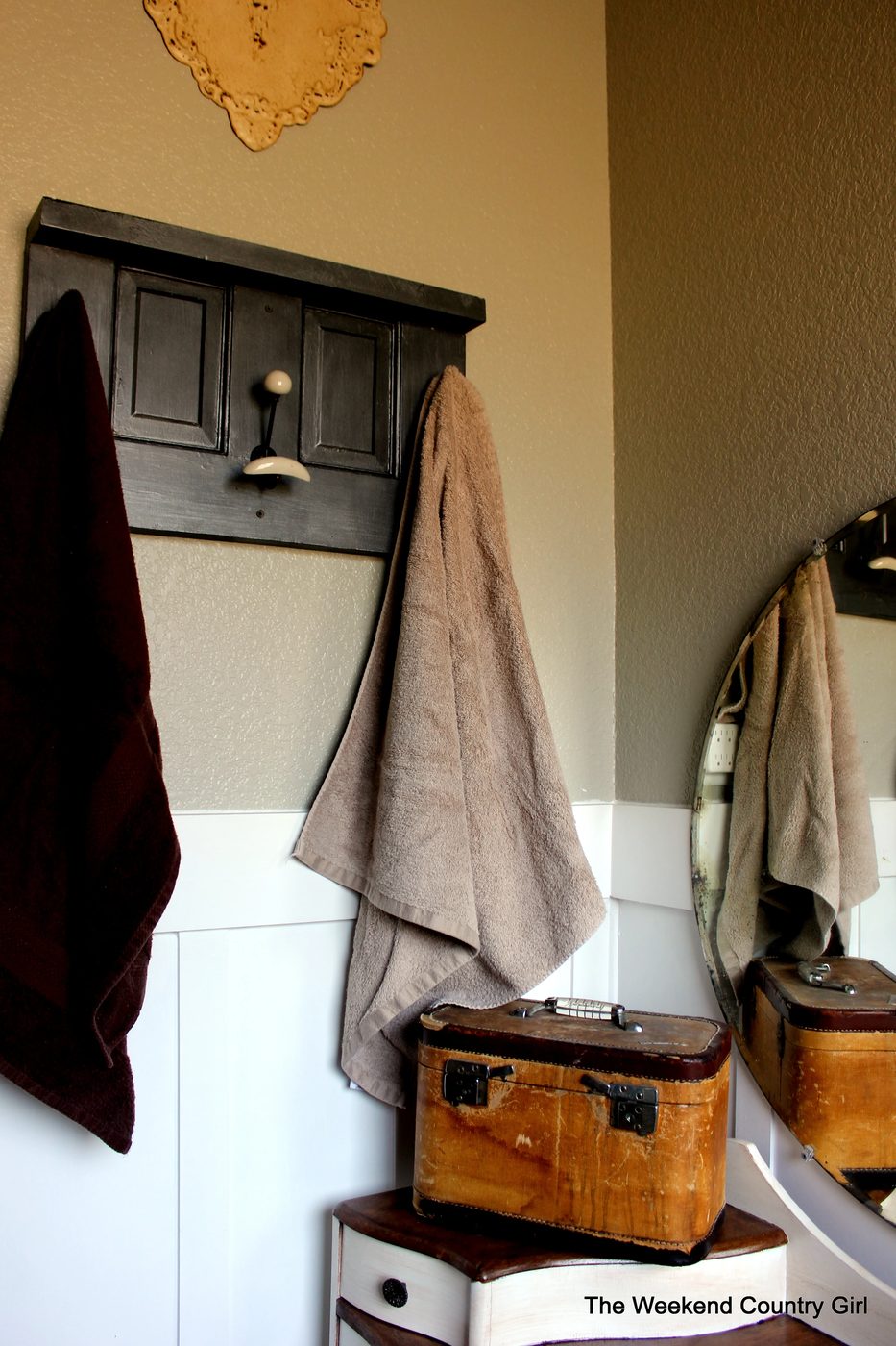 Door repurposed into towel rack by The Weekend Country Girl featured on @Bekob
