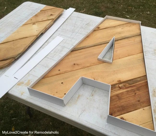 using old blinds to make faux metal around pallet letters
