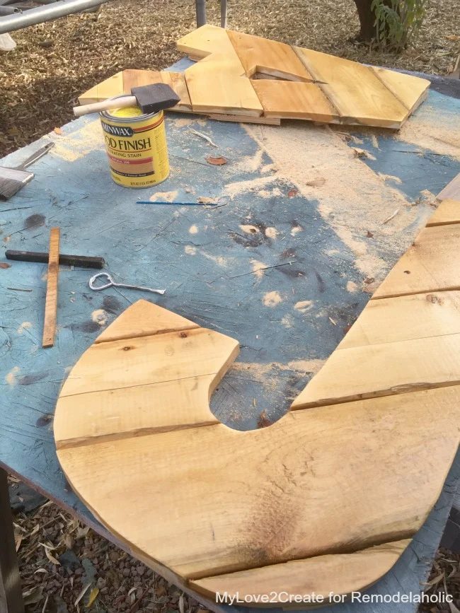 natural staining pallet wood letters, full walkthrough on Bekob.com