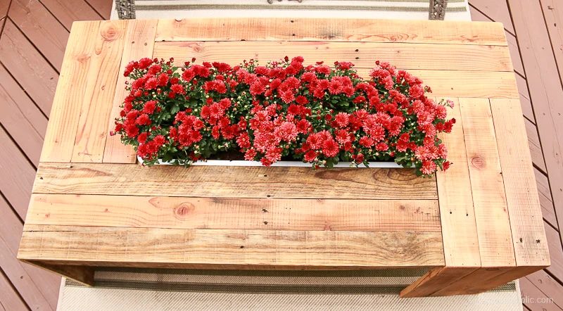 Handmade Outdoor Pallet Coffee Table with Planter Centerpiece | Video walkthrough and Woodworking Plan