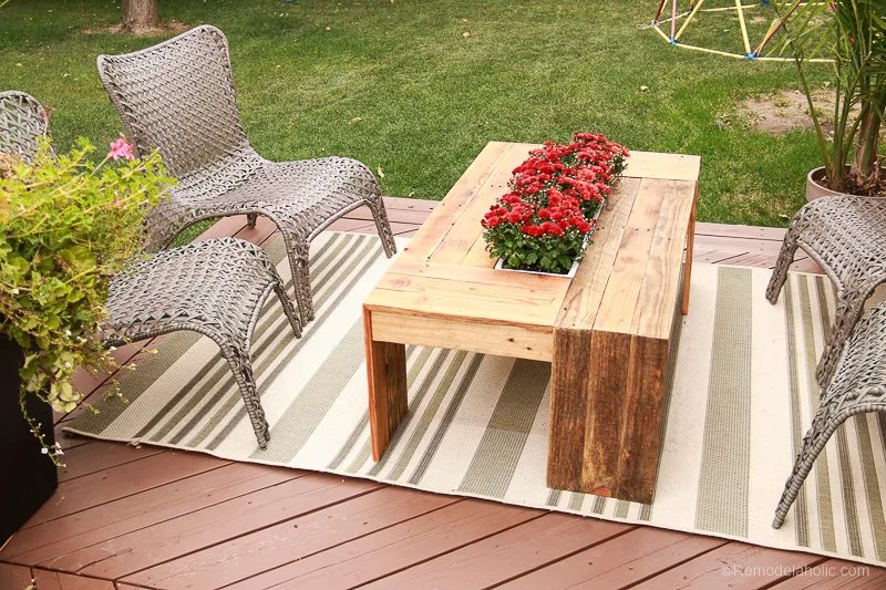 Handmade Outdoor Pallet Coffee Table with Planter Box Centerpiece | Video walkthrough and Woodworking Plan