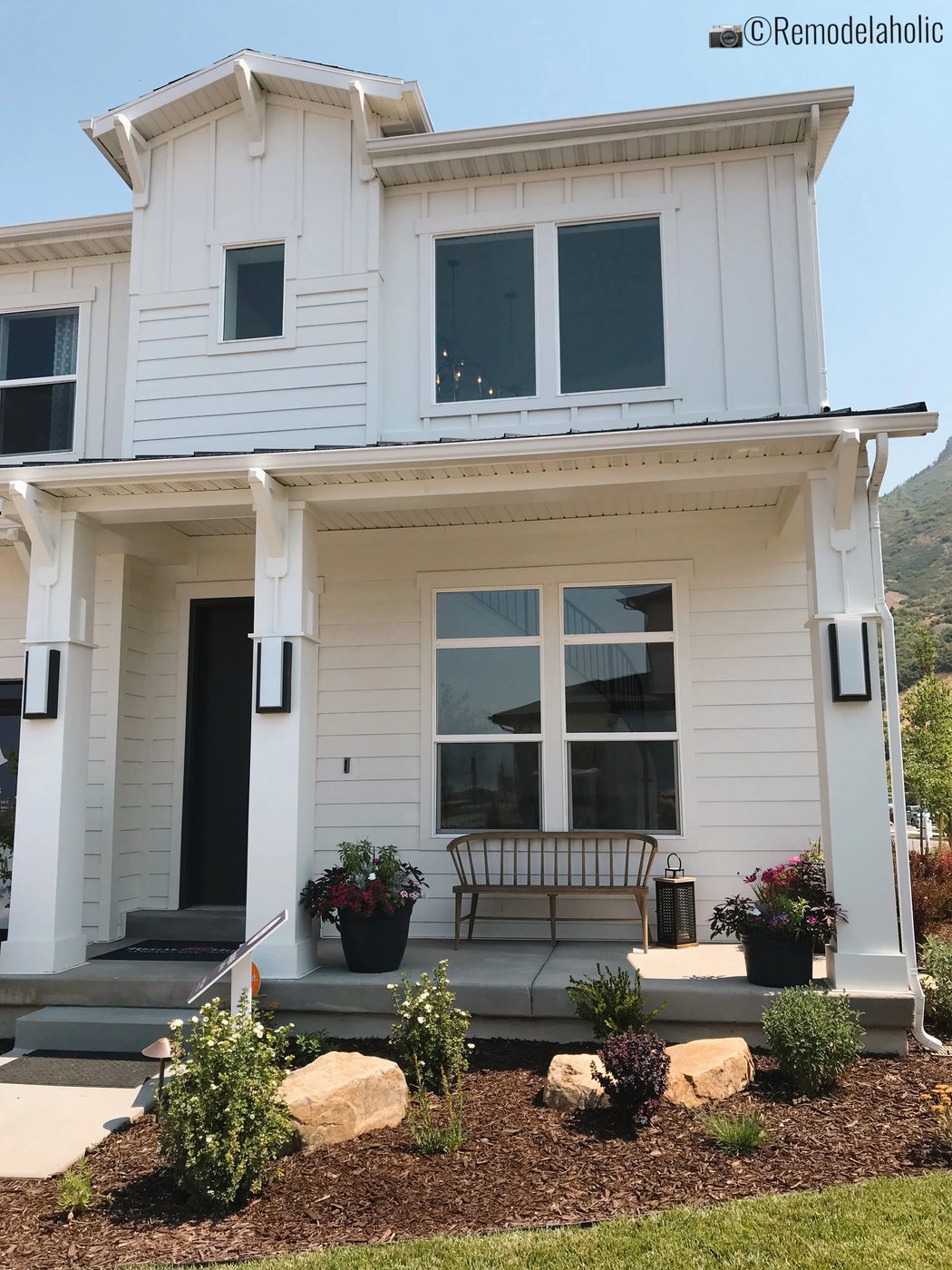 Clean and modern exterior lighting, SLPH 2018 Home 5 Regal Homes, Photo by Bekob