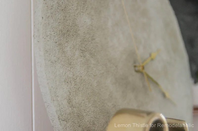 Handmade direct Concrete Clock- I love how straightforward this is to make! So fun