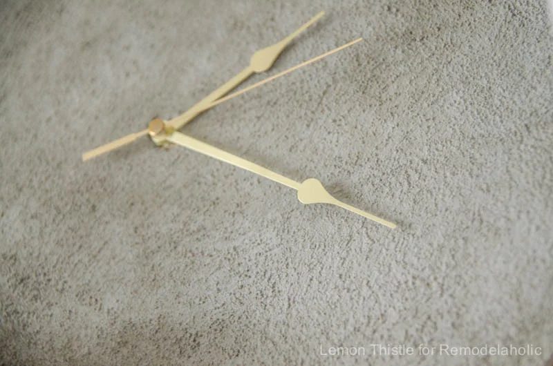 Handmade direct Concrete Clock- I love how straightforward this is to make! So fun