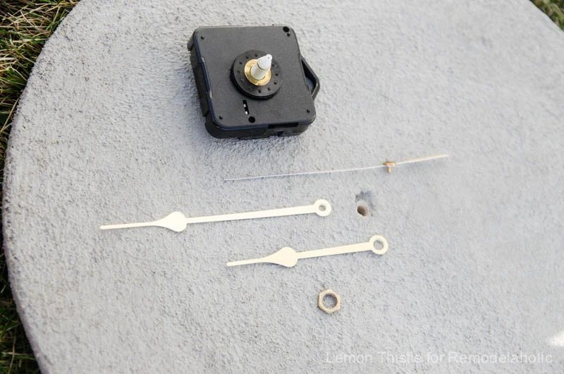 Handmade direct Concrete Clock- I love how straightforward this is to make! So fun