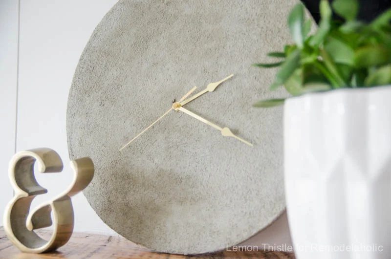 Handmade direct Concrete Clock- I love how straightforward this is to make! So fun