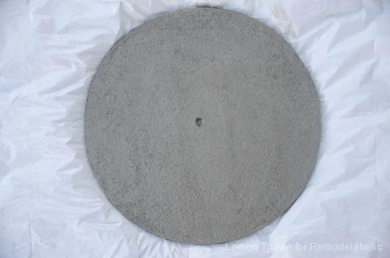 Handmade direct Concrete Clock- I love how straightforward this is to make! So fun