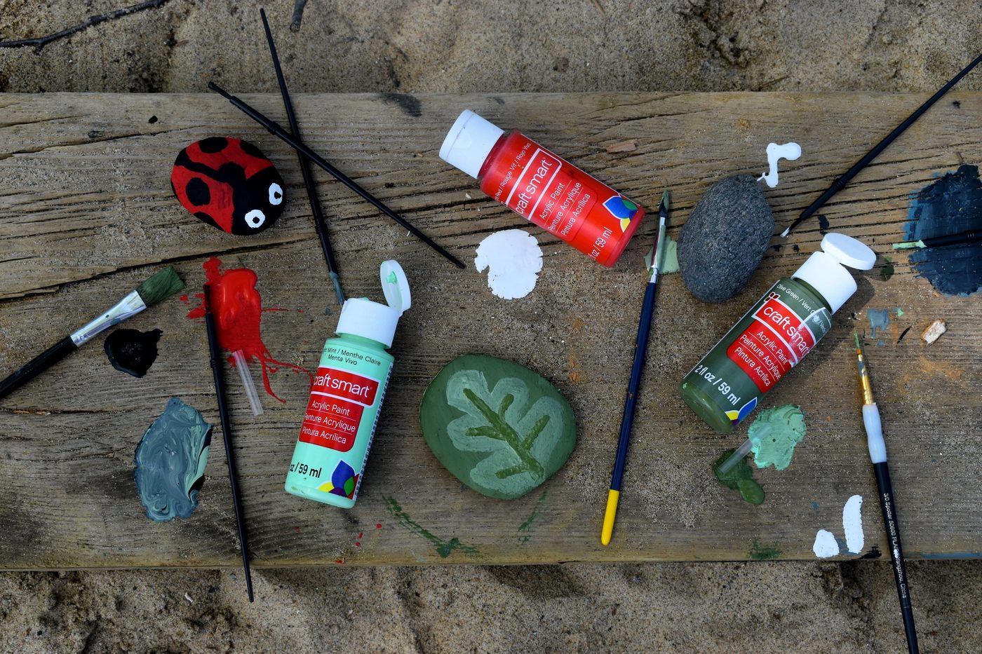 Tips and tricks for painting rocks with kids featured on Bekob.com