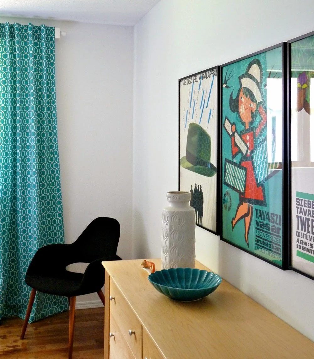modern retro bedroom with handmade tab back curtains, Dans le Lakehouse on @Bekob