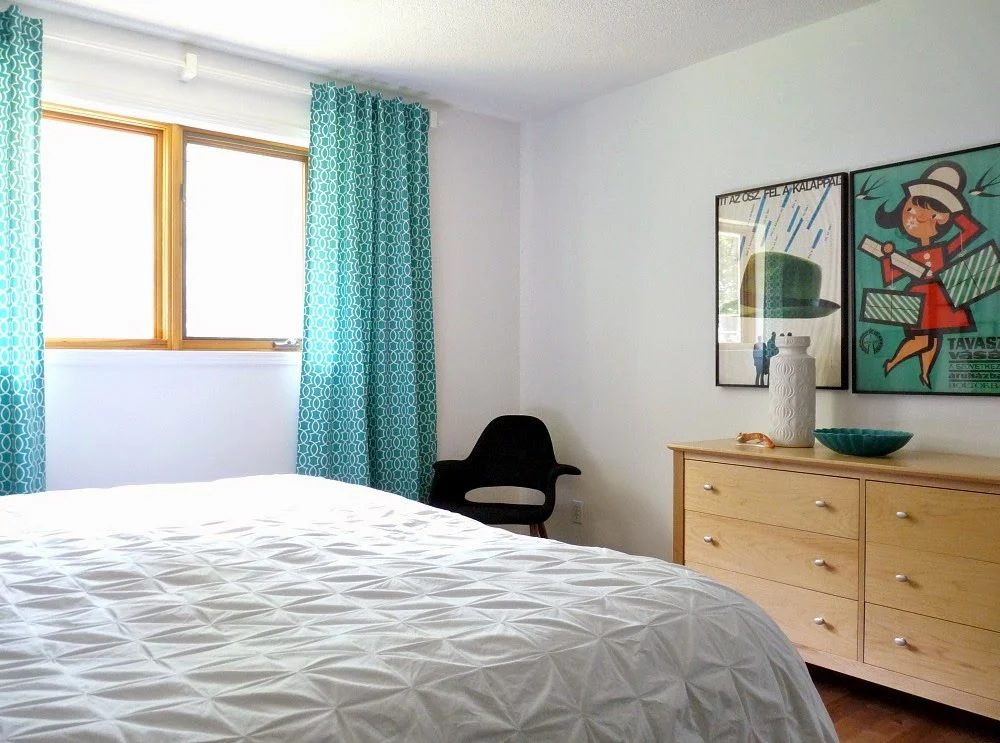 retro modern bedroom with handmade back tab curtains, Dans le Lakehouse on @Bekob