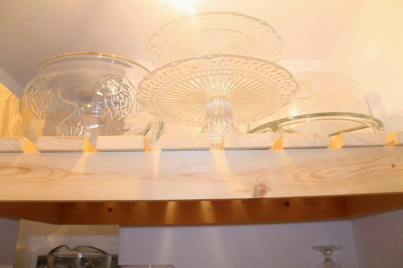 store dishes in pantry with built-in wood slat shelving, Girl Meets Carpenter on @Bekob