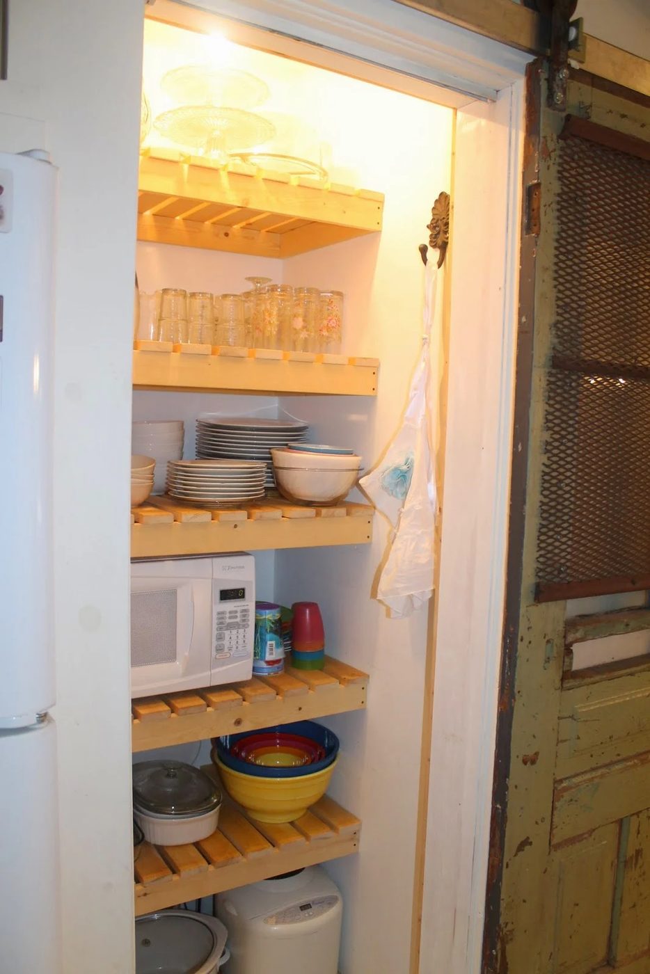 use pantry wood slat shelves to store dishes instead of food, Girl Meets Carpenter on @Bekob