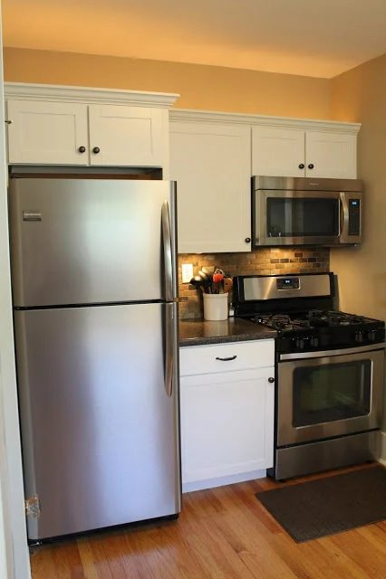 Small Kitchen Remodel with Slate Tile Backsplash | featured at Bekob.com #smallkitchen #remodel #backsplash @Bekob