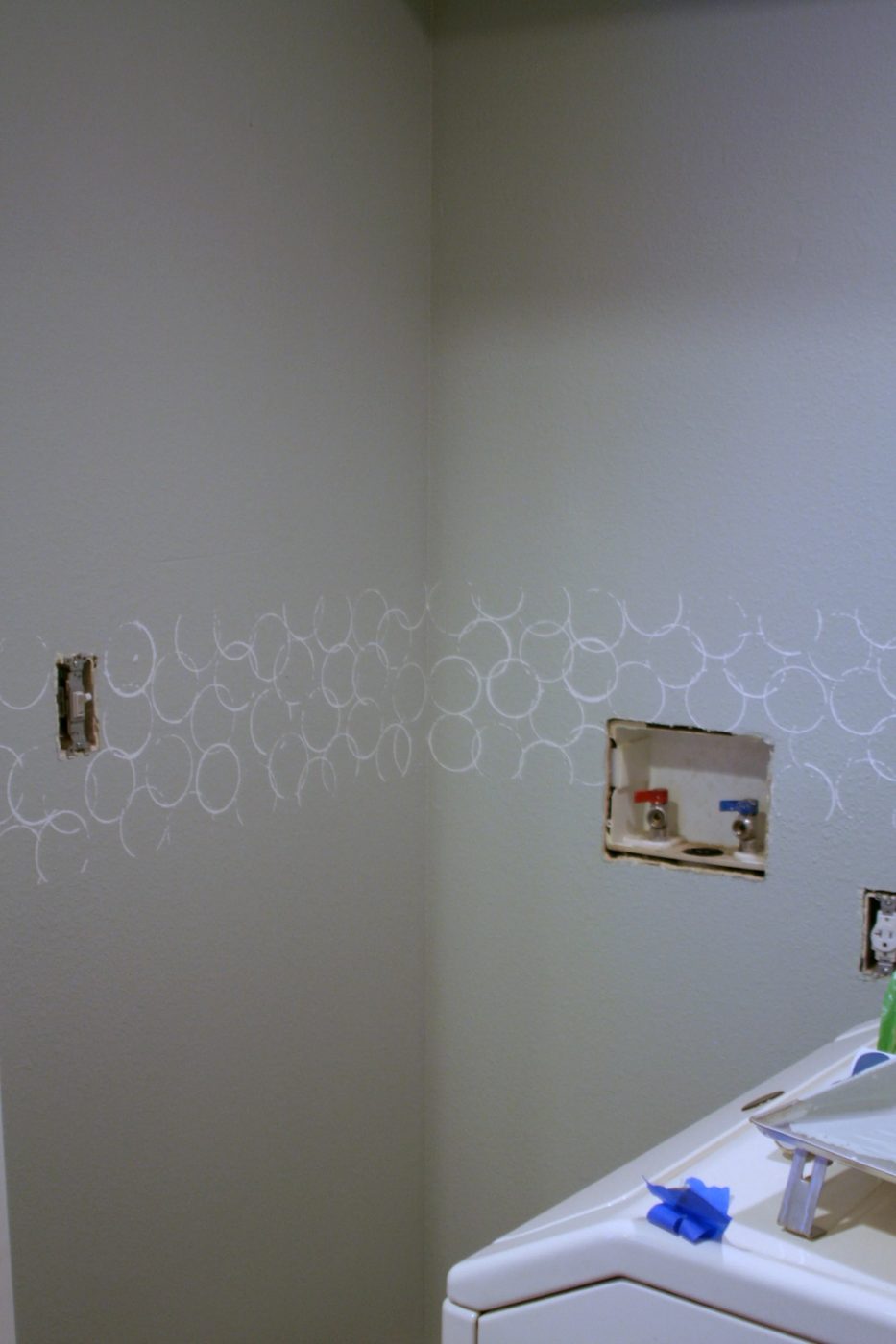 overlapping circles laundry room painted border, Love Melinda on Bekob
