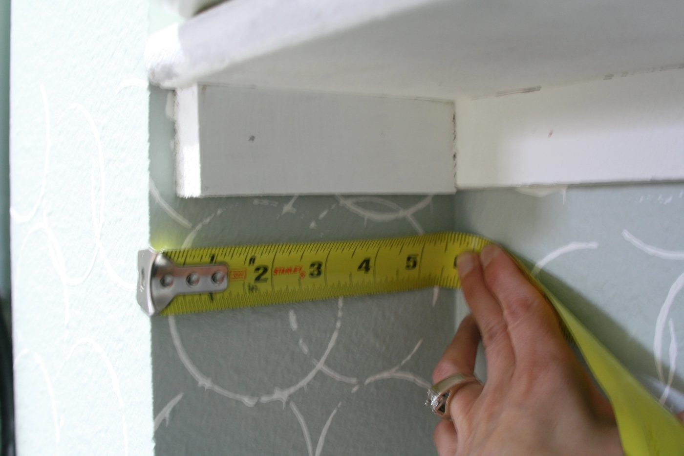 installing laundry room shelves, Love Melinda on Bekob