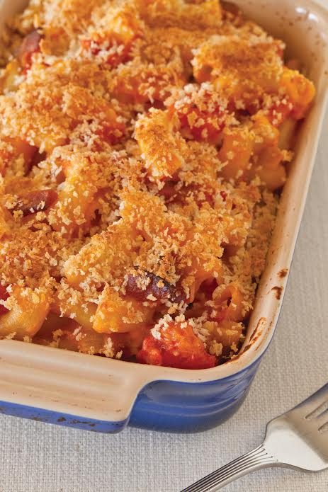 Smoky Hot Bacon Macaroni and Cheese | FOODIEaholic.com #recipe #cooking #baking #casserole #macandcheese #bacon #hotsauce