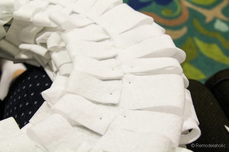 How to make a snowman wreath for your door, from Bekob