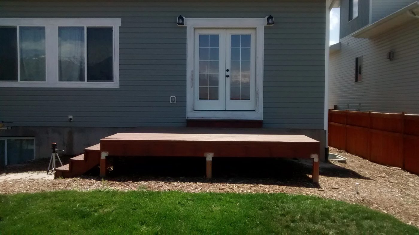 How to Build Space-Saving Deck Benches and Tables (that don't take up any square footage of your deck) | Free building plan and video walkthrough at Bekob.com