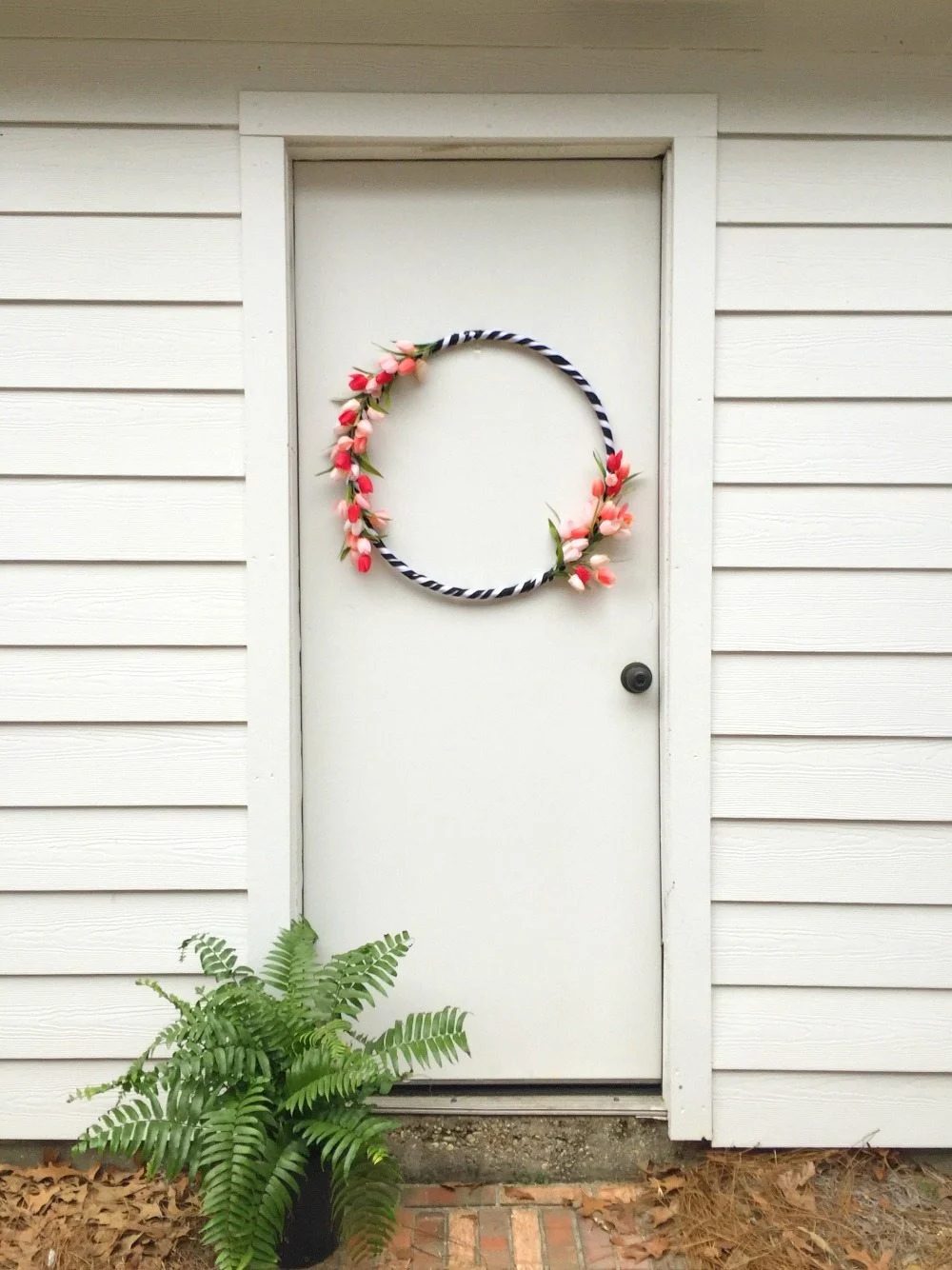 Make This Spring Tulips Wreath With A Hula Hoop