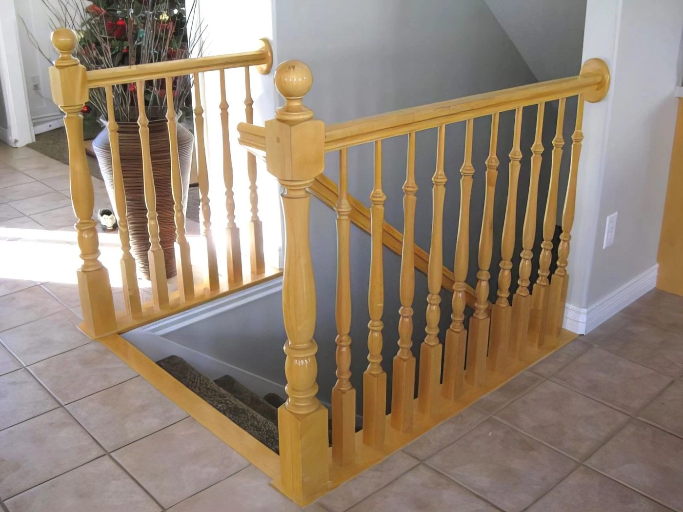 23 Stair Banister Before Makeover TDA Decorating And Design Featured On @Bekob 600x450 115326
