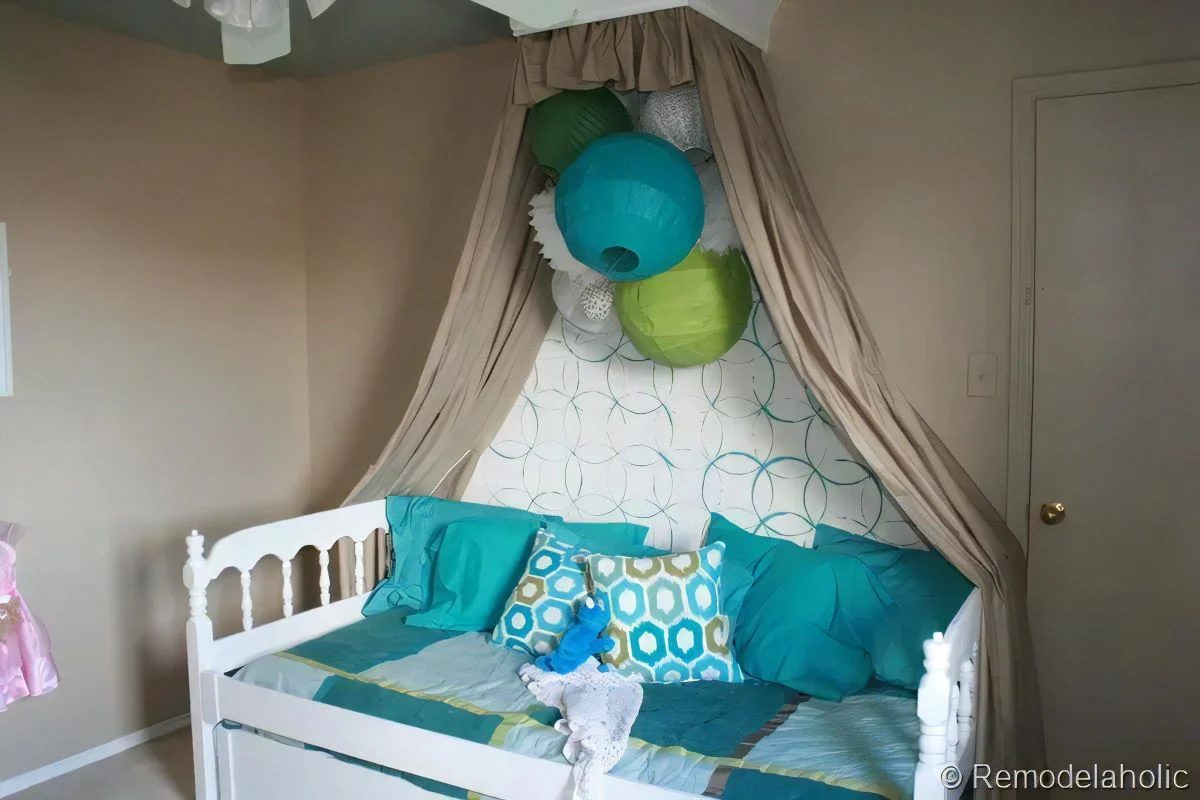 2b Girls Bedroom With Stenciled Wall And Crown Cornice Canopy Bed Blue And Green 8 032432