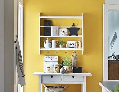 Yellow kitchen accent wall via sadecor | Yellow Kitchen Decorating Inspiration #Bekob