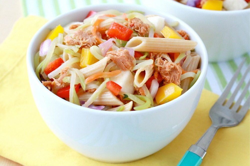Sweet and Spicy Tuna Pasta Salad | FOODIEaholic.com #recipe #cooking #salad #appetizer #tuna #pasta