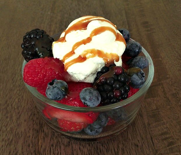 Sweet 'n' Salty Berry Delight | FOODIEaholic.com #recipe #cooking #dessert #fruit #berries #caramel #cream