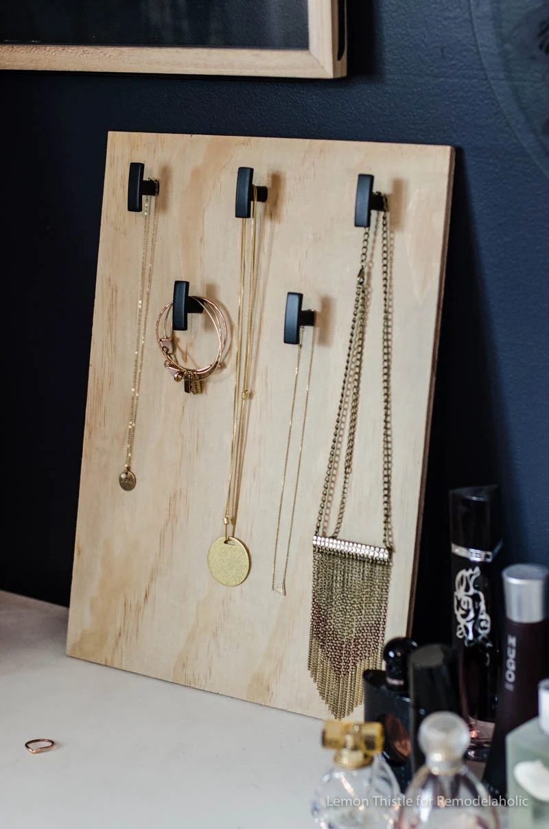 Handmade Jewelry Holder using cabinet hardware- love the scandi look! Plus more options for direct projects using cabinet hardware.