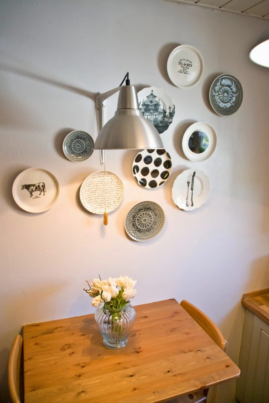 plate wall collection around wall light in kitchen - Pudel-design featured on @Bekob