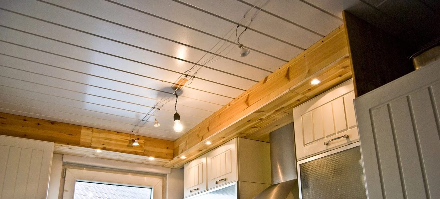 over-cabinet lighting in a tiny kitchen - Pudel-design featured on @Bekob