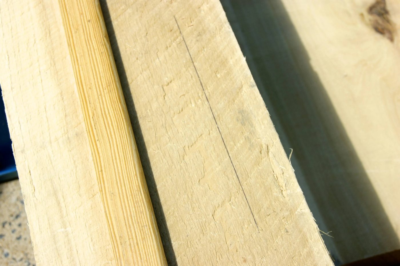 How to cut a straight line with a circular saw