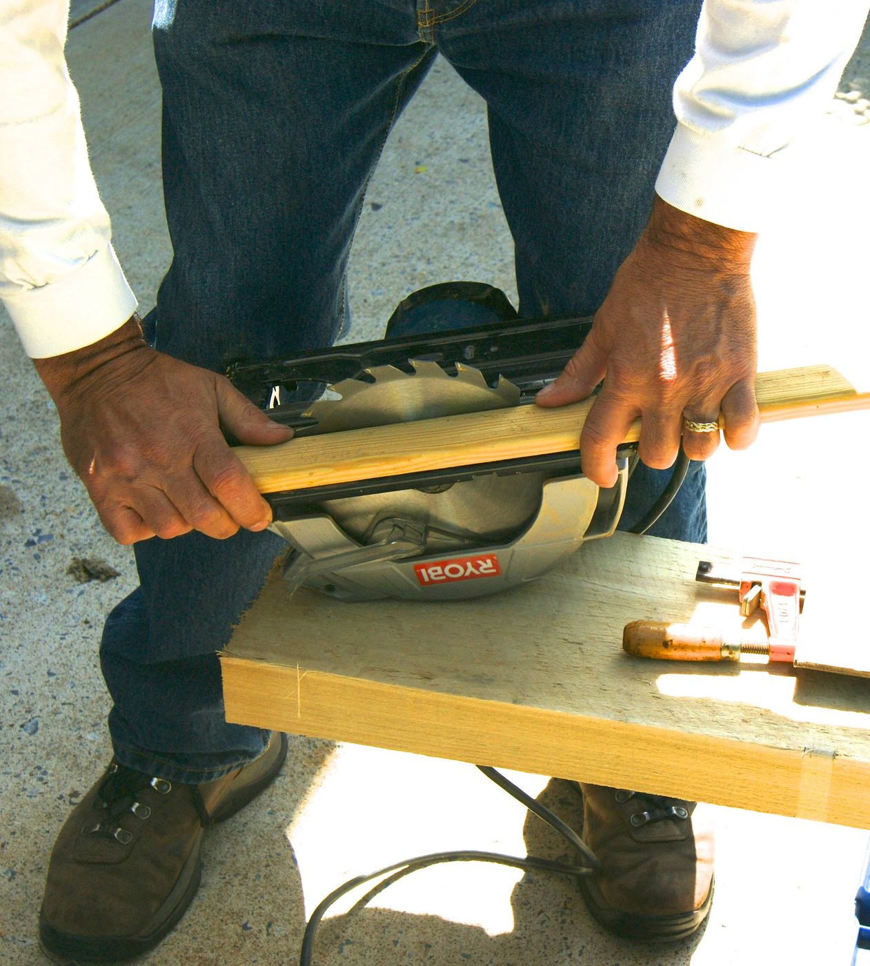 How to cut a straight line with a circular saw