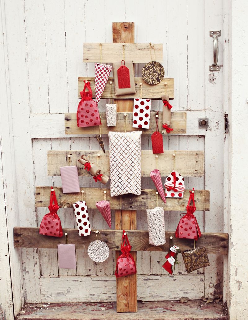 pallet wood christmas tree advent calendar, A striking Mess via Bekob