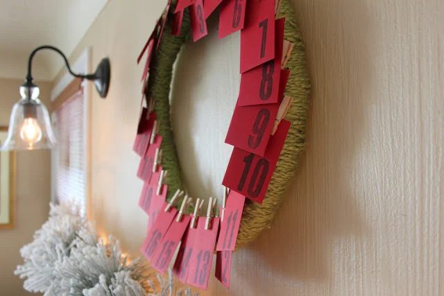 direct yarn wreath and paper pocket advent calendar, Dandee Designs via Remodelaholc