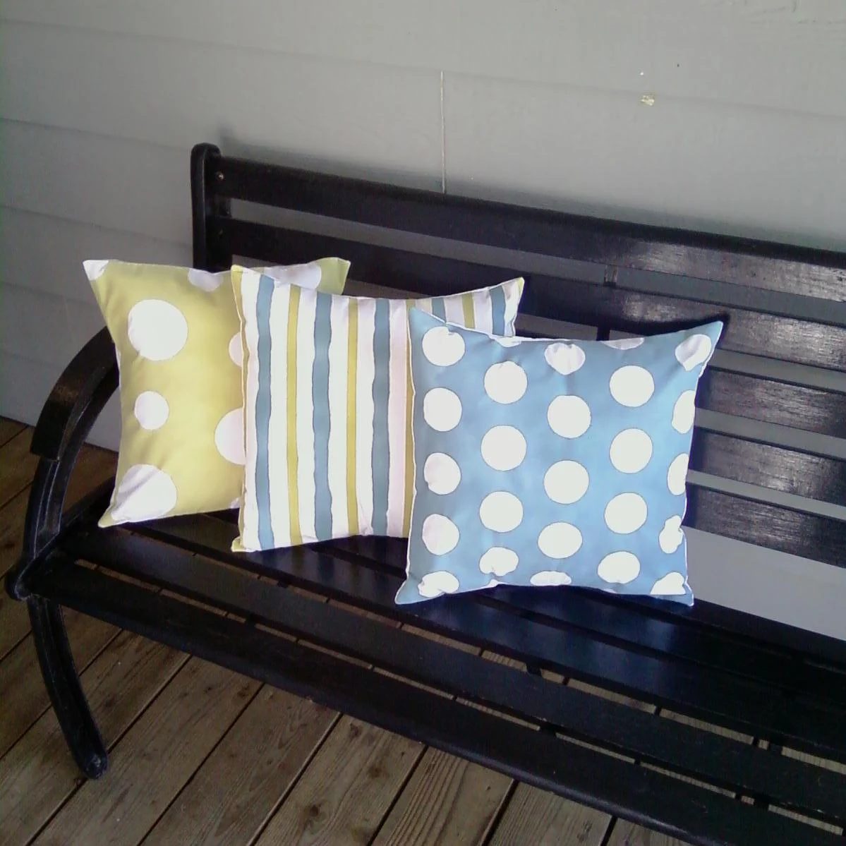 spray painted outdoor pillows for a welcoming porch, Bekob