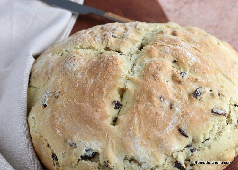 How to bake traditional Irish soda bread, no-yeast rustic artisan bread with raisins #Bekob